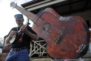 Whole lotta strummin’ goin’ on