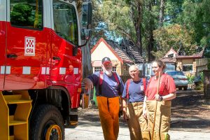 Family escapes burning house