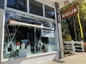Thieves flee with jewellery