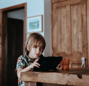 How to manage kids’ screen time these holidays
