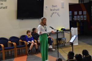 Sassafras’s Victoria Local Hero presents Aussie of the Month award to Lilydale PS student