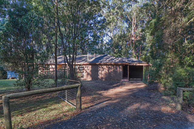 Immaculate Country Retreat on Approx 6 Acres