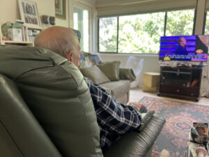 Seniors struggle in cashless society