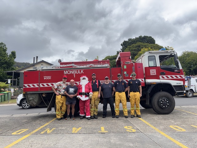 Santa stops at Monbulk