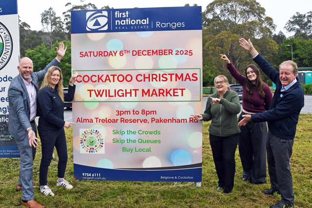 Cockatoo comes alive at twilight